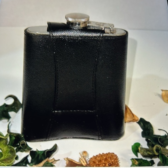 WHISKEY FLASK - Picture 2 of 9